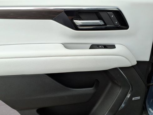 Used 2025 Chevrolet Tahoe Premier AWD/4WD image 11
