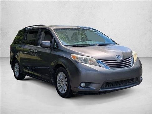 Used 2016 Toyota Sienna XLE FWD image 3