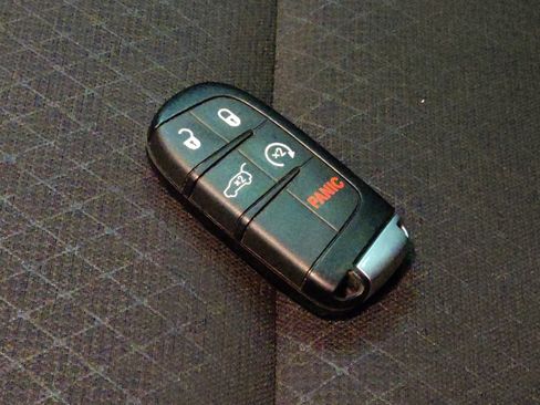 Used 2019 Jeep Grand Cherokee Laredo image 32