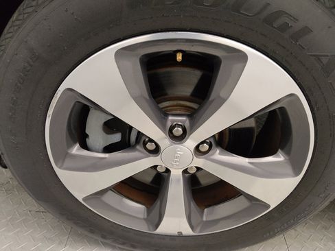 Used 2019 Jeep Cherokee Limited image 31