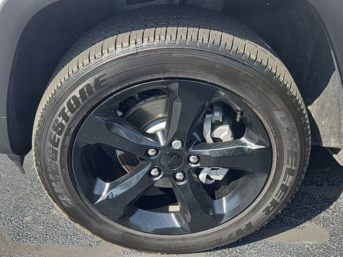 Used 2025 Jeep Grand Cherokee Altitude AWD/4WD image 4