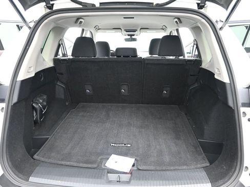 Used 2022 Nissan Rogue SV image 11