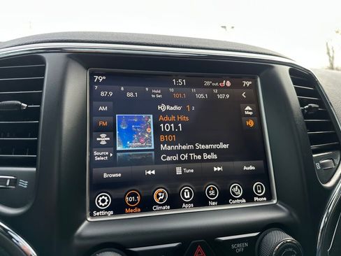 Used 2018 Jeep Grand Cherokee Limited w/ Luxury Group II image 17