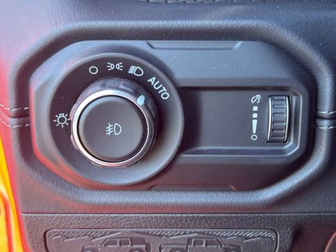 Used 2025 Jeep Wrangler Unlimited Rubicon AWD/4WD image 25