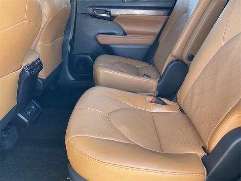 Certified 2025 Toyota Highlander Platinum image 19