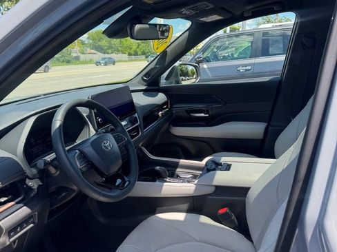 Used 2025 Toyota Grand Highlander AWD Hybrid image 13
