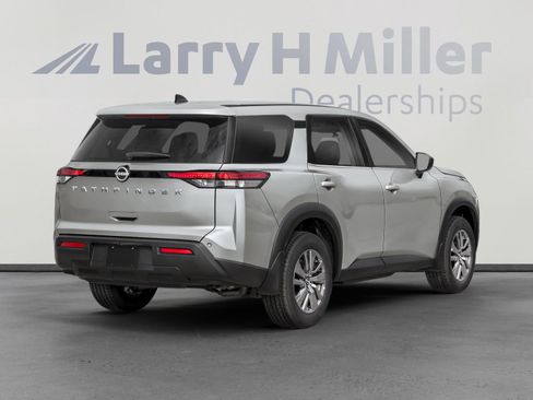 Used 2024 Nissan Pathfinder S image 2