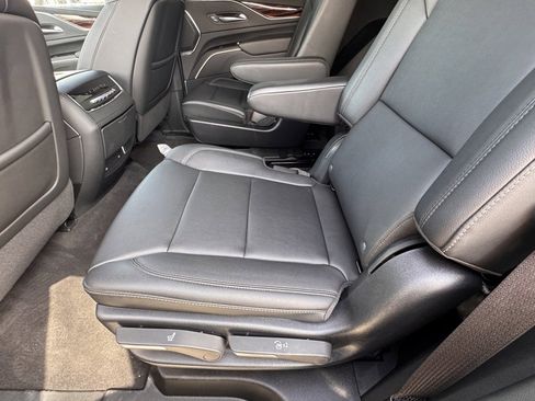 Used 2024 Cadillac Escalade Luxury image 31