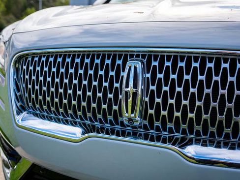 Used 2020 Lincoln Nautilus Reserve w/ Equipment Group 201A image 13