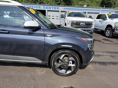 Used 2025 Hyundai Venue Limited FWD image 2