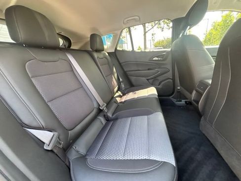 Used 2025 Chevrolet Trax LT FWD image 13