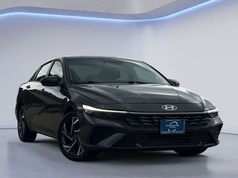 Used 2025 Hyundai Elantra Sport FWD image 1