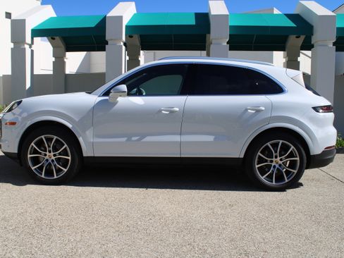 Certified 2025 Porsche Cayenne image 2