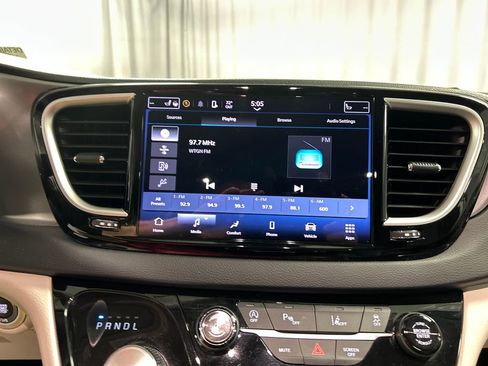 Used 2024 Chrysler Pacifica Touring-L image 17