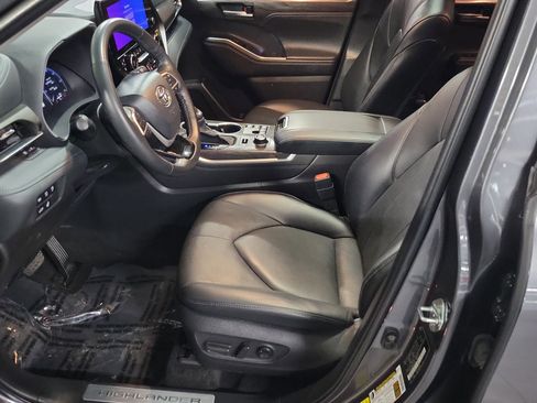 Used 2023 Toyota Highlander Limited image 19
