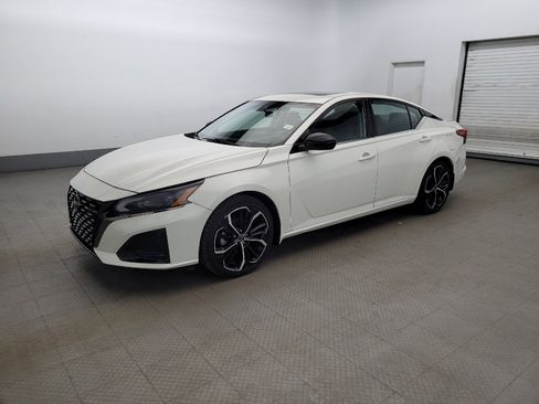 Used 2023 Nissan Altima 2.5 SR w/ SR Premium Package image 2