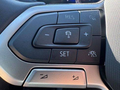 Used 2025 Volkswagen Jetta SE FWD image 17