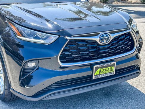 Used 2023 Toyota Highlander Limited FWD image 5