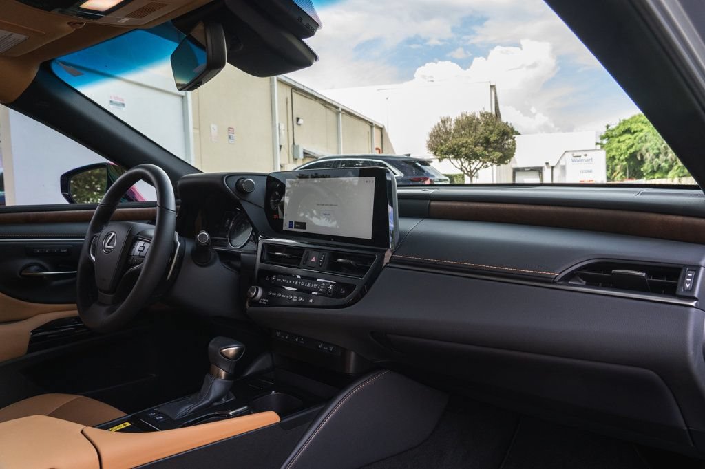 Used 2025 Lexus ES 300h w/ Premium Package FWD image 28