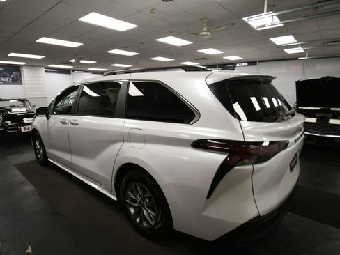 Used 2024 Toyota Sienna XLE FWD image 5