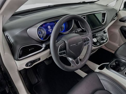 Used 2024 Chrysler Pacifica Touring-L image 23