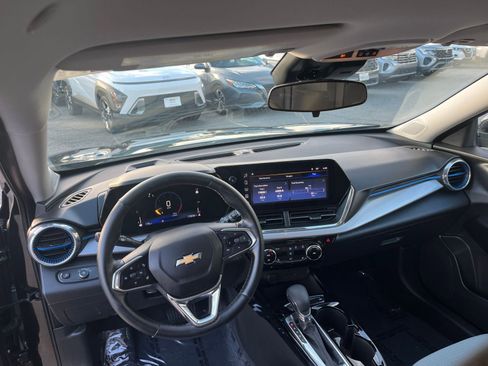 Used 2025 Chevrolet Trax LT w/ LT Convenience Package image 34