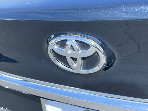 Used 2017 Toyota Camry LE FWD image 8
