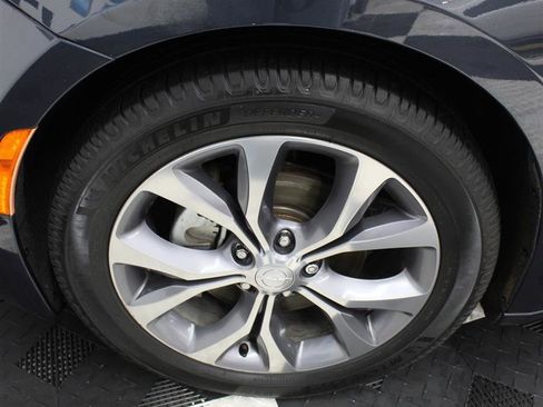 Used 2019 Chrysler Pacifica Limited image 21