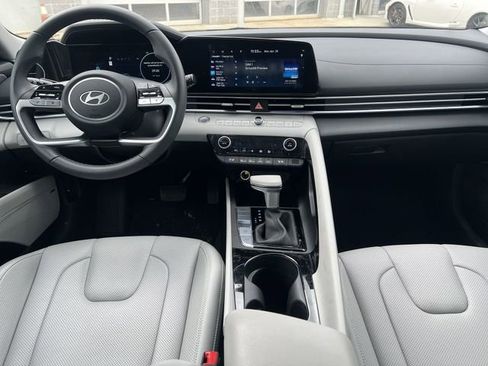 Certified 2025 Hyundai Elantra Limited FWD image 10
