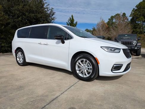 New 2026 Chrysler Pacifica Select image 2