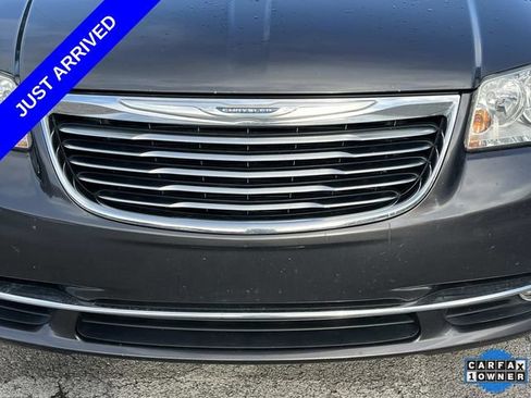 Used 2016 Chrysler Town & Country Touring-L FWD image 9