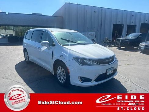 Used 2018 Chrysler Pacifica Touring Plus FWD image 1