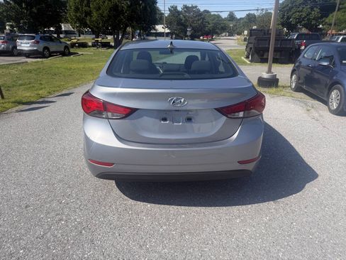 Used 2015 Hyundai Elantra SE w/ Option Group 03 FWD image 4