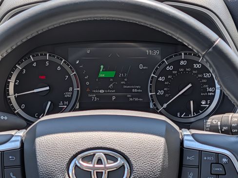 Used 2021 Toyota Highlander XLE AWD/4WD image 20