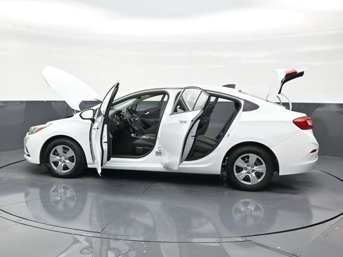 Used 2017 Chevrolet Cruze LS FWD image 30