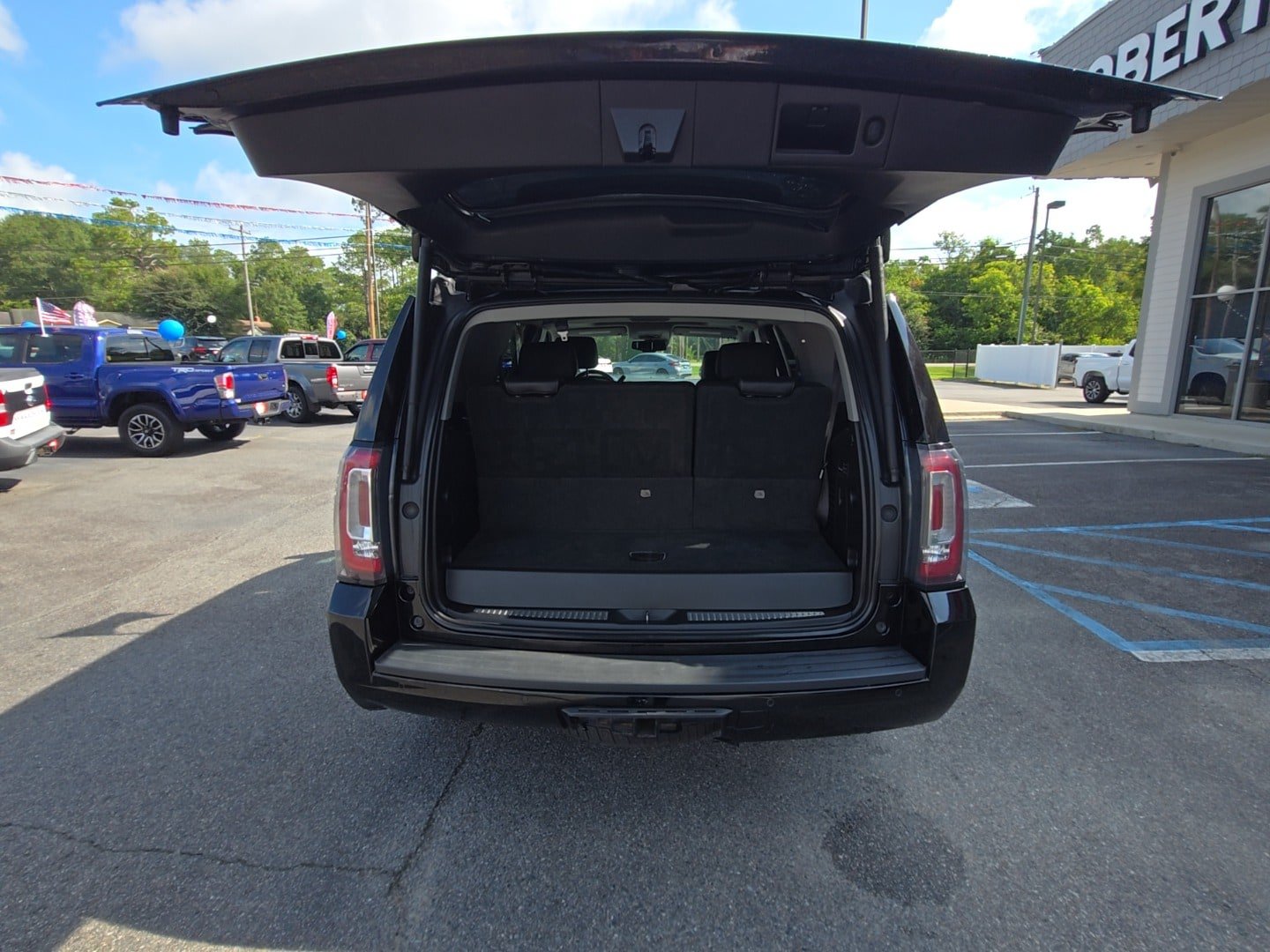 Used 2018 GMC Yukon SLT w/ HD Trailering Package AWD/4WD image 9