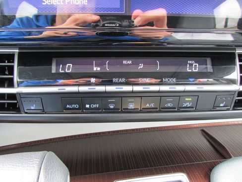 Used 2024 Toyota Sienna XLE image 24