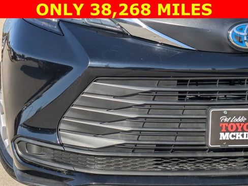 Used 2024 Toyota Sienna LE w/ LE Plus Package image 3