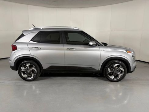 Used 2025 Hyundai Venue SEL FWD image 7