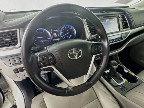 Used 2019 Toyota Highlander XLE AWD/4WD image 11
