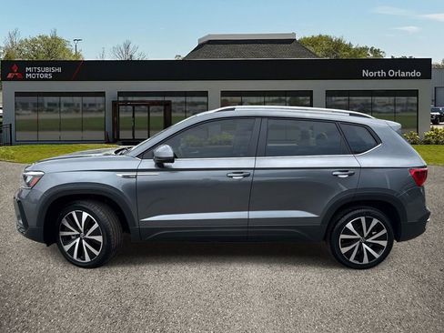 Used 2022 Volkswagen Taos SE w/ Panoramic Sunroof Package FWD image 2