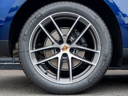 Certified 2025 Porsche Macan image 14