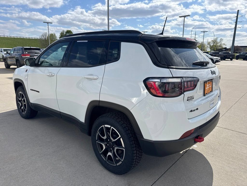Used 2025 Jeep Compass Trailhawk AWD/4WD image 13