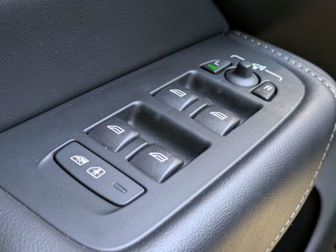 Certified 2023 Volvo XC60 B5 Ultimate w/ Protection Package Premier FWD image 32