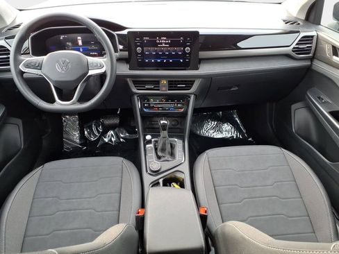 Certified 2025 Volkswagen Taos SE image 8