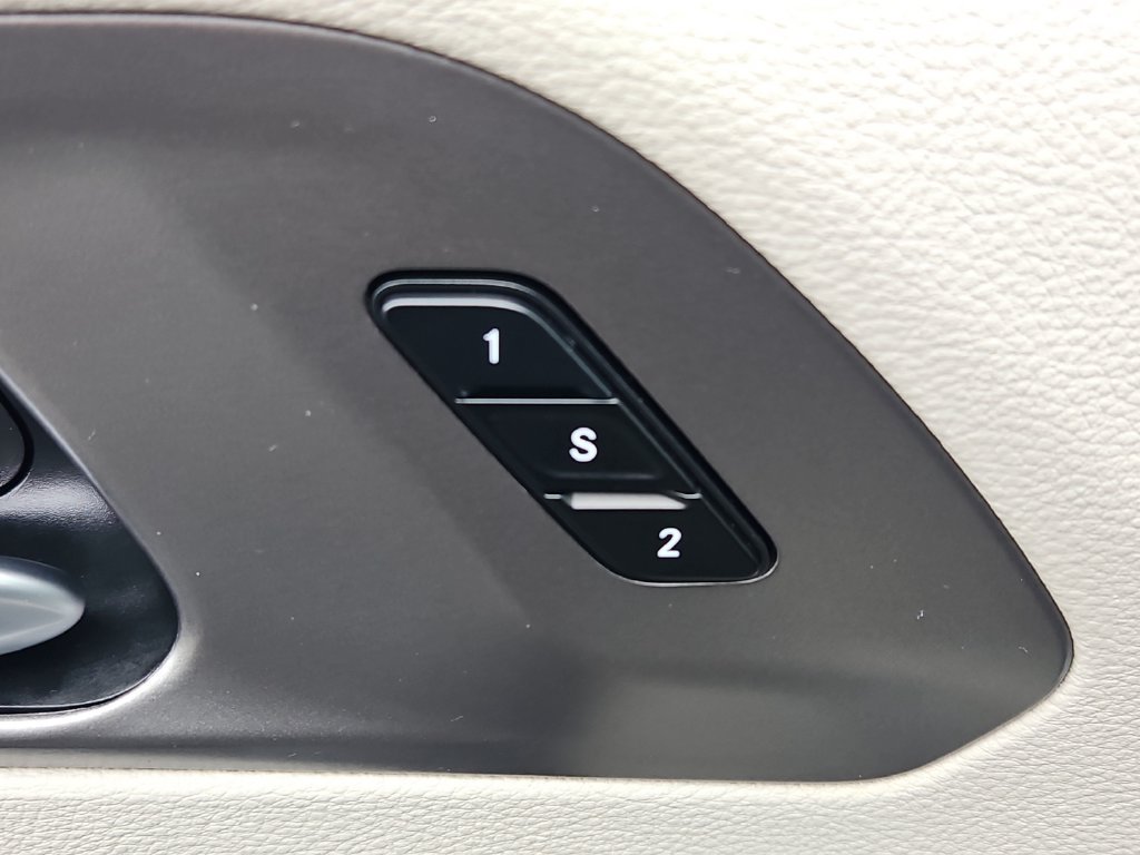 Used 2024 Chrysler Pacifica Limited FWD image 19