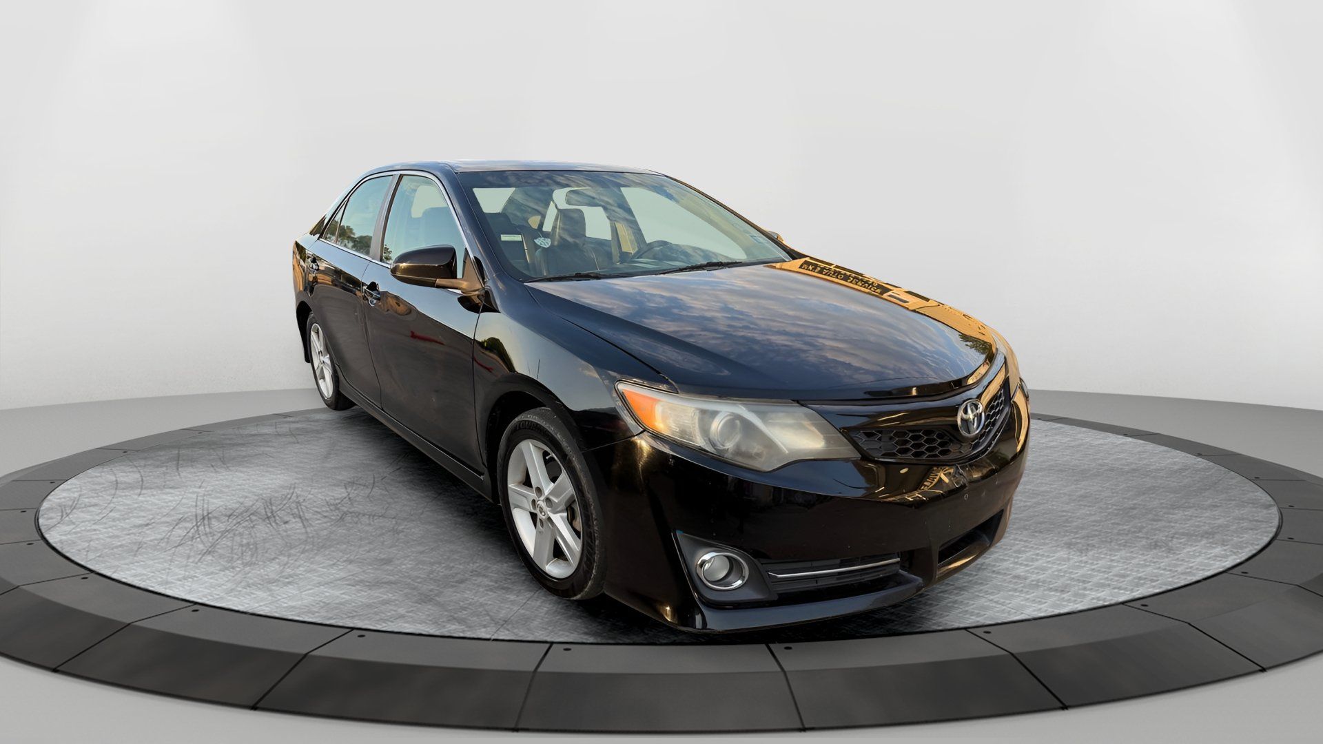 Used 2012 Toyota Camry SE w/ Leather Pkg FWD image 2