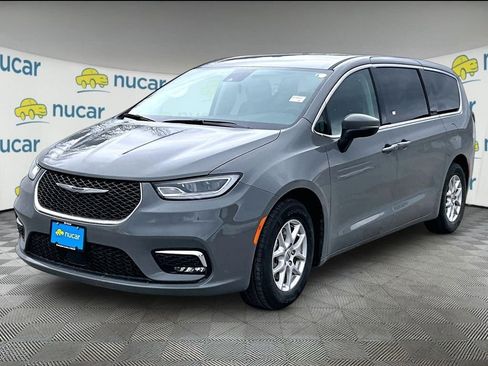 Used 2023 Chrysler Pacifica Touring-L FWD image 3