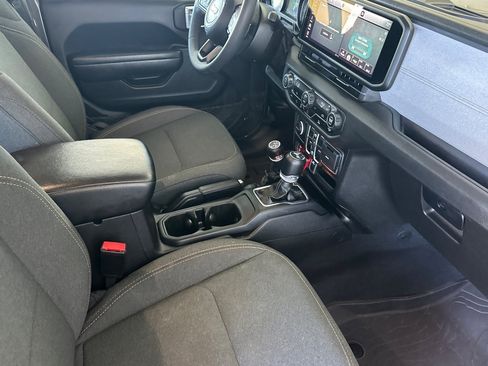 Used 2024 Jeep Wrangler Unlimited AWD/4WD image 15