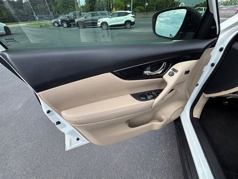 Used 2018 Nissan Rogue SL w/ Premium Package FWD image 16